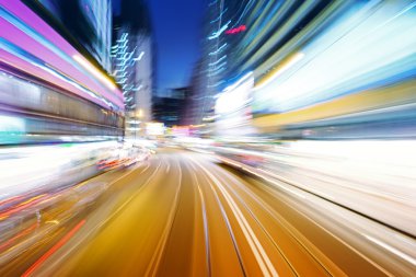 Şangay 'daki modern binanın arka planındaki ışık yolları.