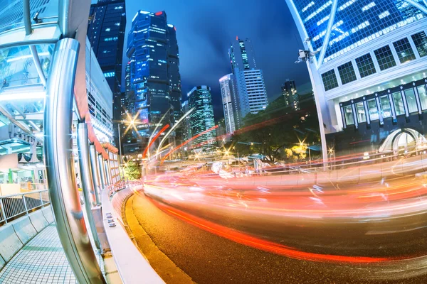 Los senderos de luz en el fondo del edificio moderno en Hong Kong c — Foto de Stock