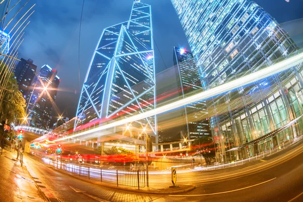 I sentieri leggeri sullo sfondo edificio moderno a Shanghai Cina — Foto Stock