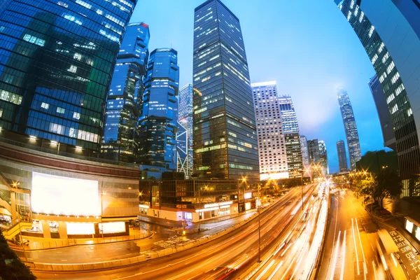 I sentieri leggeri sullo sfondo edificio moderno in Hong Kong c — Foto Stock