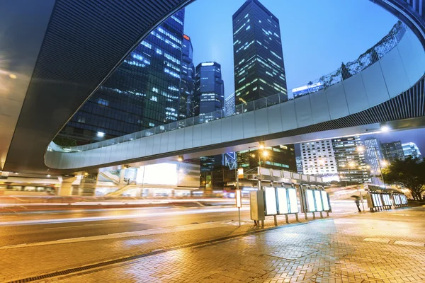 Los senderos de luz en el fondo del edificio moderno en Hong Kong c —  Fotos de Stock