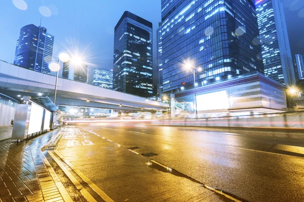 Liikenne hämärän valon läpi kaupungin yöllä — kuvapankkivalokuva