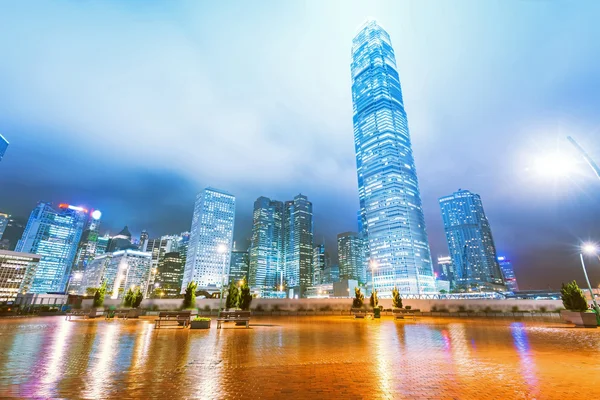 Los senderos de luz en el fondo del edificio moderno en Hong Kong c — Foto de Stock