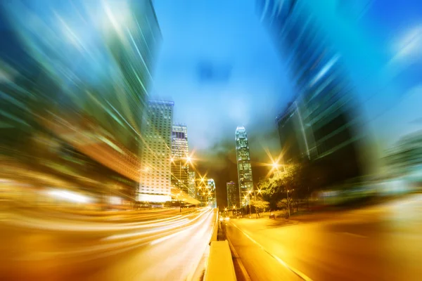 Los senderos de luz en el fondo del edificio moderno en Hong Kong c —  Fotos de Stock