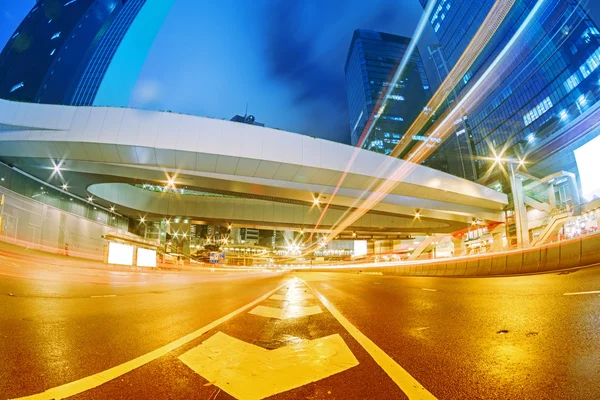 Los senderos de luz en el fondo del edificio moderno en Hong Kong c — Foto de Stock