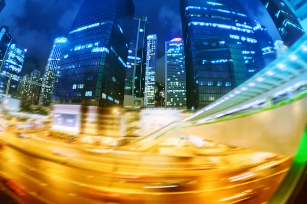 I sentieri leggeri sullo sfondo edificio moderno in Hong Kong c — Foto Stock