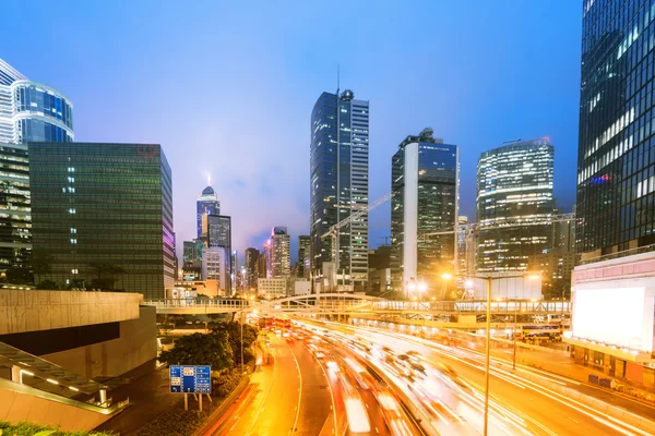 Traffico con luce sfocata attraverso la città di notte — Foto Stock