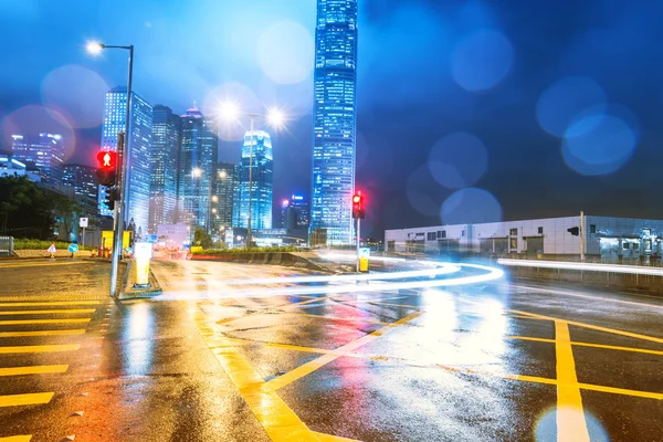 Nachtverkehr mit verschwommenem Licht durch die Stadt — Stockfoto