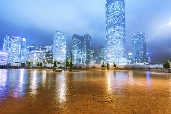 As trilhas de luz no fundo do edifício moderno em hongkong c — Fotografia de Stock