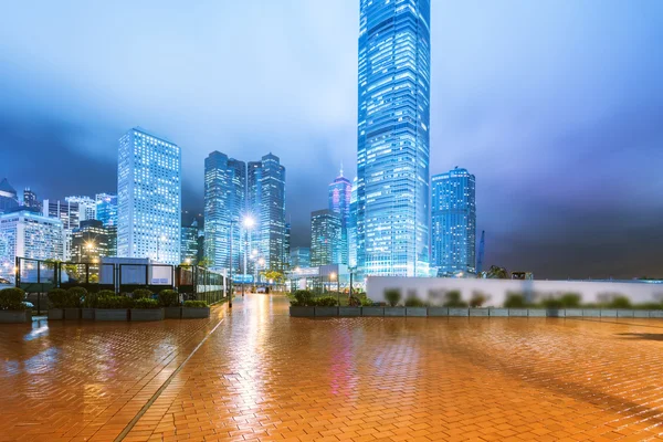 Nachtverkehr mit verschwommenem Licht durch die Stadt — Stockfoto