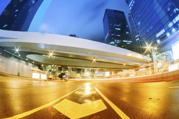 A könnyű pályák a modern épület háttérben c. hongkong — Stock Fotó