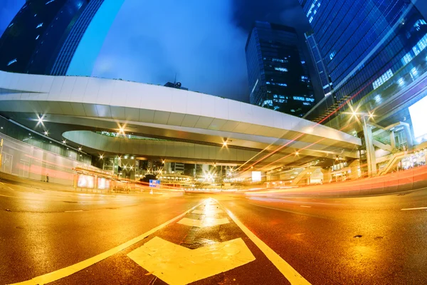 Los senderos de luz en el fondo del edificio moderno en china shanghai — Foto de Stock