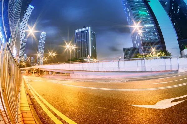 Traffico con luce sfocata attraverso la città di notte — Foto Stock