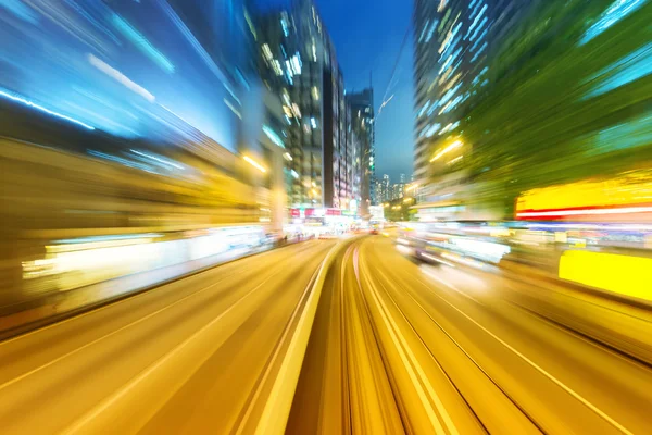 Tráfico con luz borrosa a través de la ciudad por la noche —  Fotos de Stock