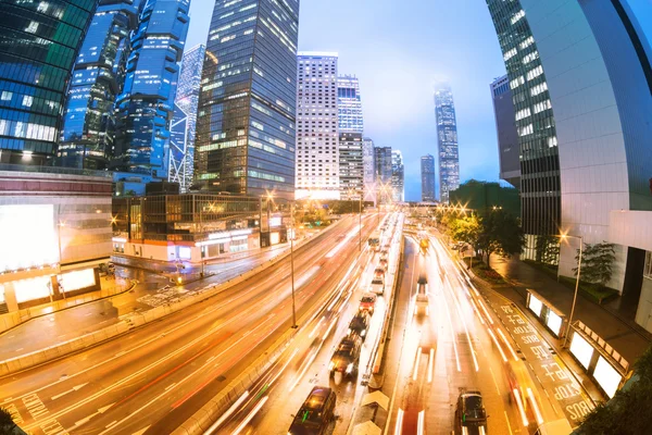 Tráfico con luz borrosa a través de la ciudad por la noche — Foto de Stock