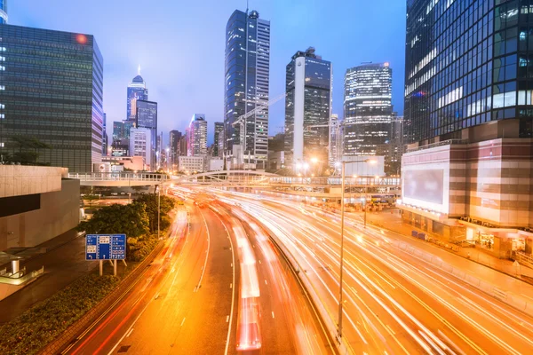 Verkeer met randonscherpte licht door stad bij nacht — Stockfoto