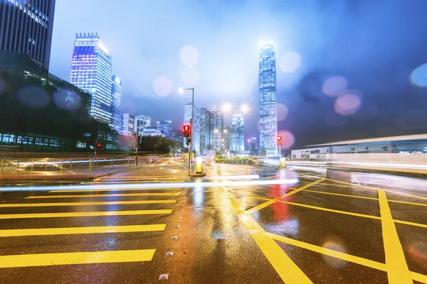 Nachtverkehr mit verschwommenem Licht durch die Stadt — Stockfoto