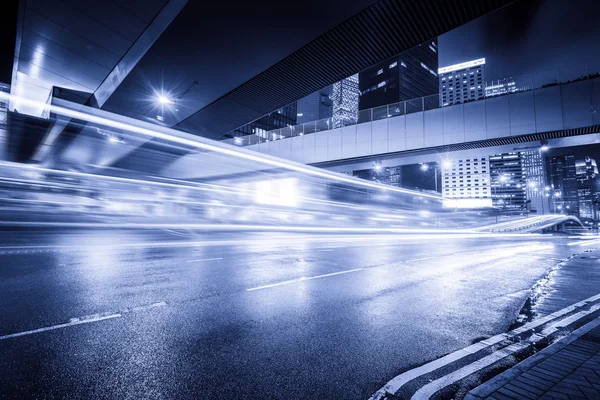Nachtverkehr mit verschwommenem Licht durch die Stadt — Stockfoto