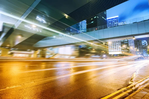 Nachtverkehr mit verschwommenem Licht durch die Stadt — Stockfoto