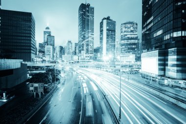 gece şehirde hafif bulanıklık ile trafik