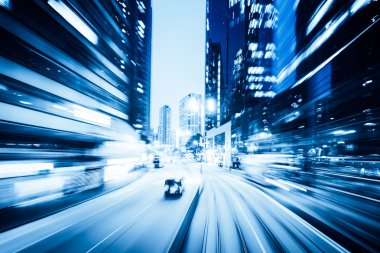 gece şehirde hafif bulanıklık ile trafik