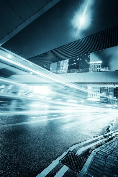 Tráfico con luz borrosa a través de la ciudad por la noche —  Fotos de Stock