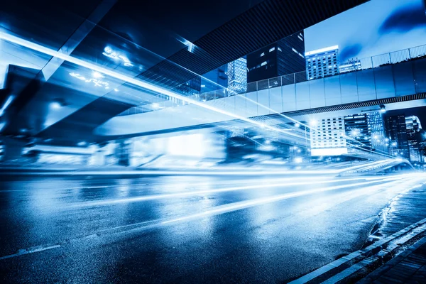 Tráfico con luz borrosa a través de la ciudad por la noche —  Fotos de Stock