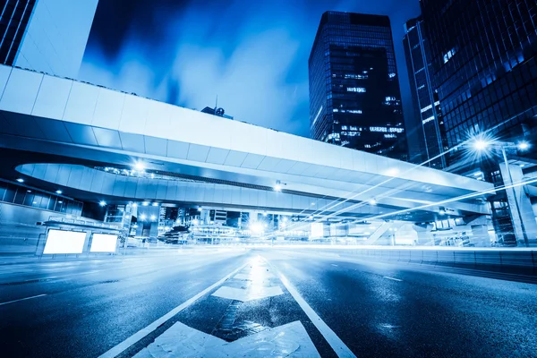 Tráfico con luz borrosa a través de la ciudad por la noche —  Fotos de Stock