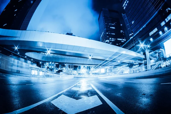 Circulation avec lumière floue à travers la ville la nuit — Photo