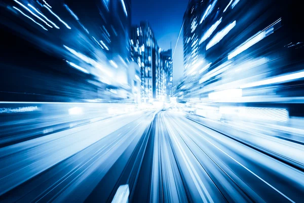 gece şehirde hafif bulanıklık ile trafik