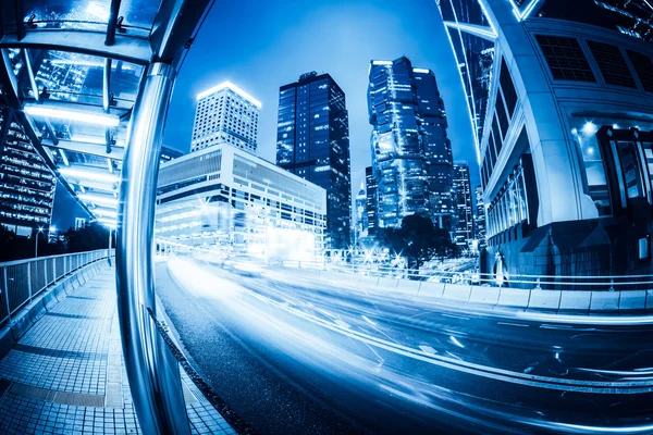 gece şehirde hafif bulanıklık ile trafik