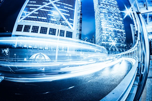 Nachtverkehr mit verschwommenem Licht durch die Stadt — Stockfoto