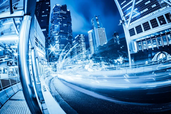 Tráfico con luz borrosa a través de la ciudad por la noche — Foto de Stock