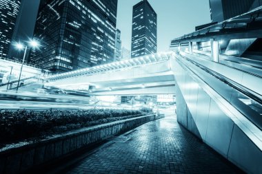 gece şehirde hafif bulanıklık ile trafik