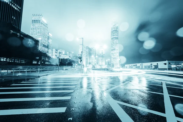 Circulation avec lumière floue à travers la ville la nuit — Photo