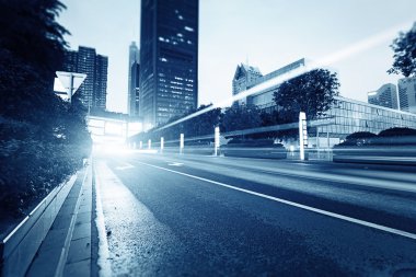 gece şehirde hafif bulanıklık ile trafik