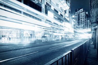 gece şehirde hafif bulanıklık ile trafik