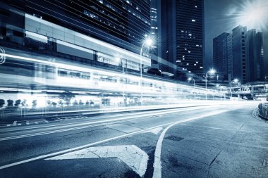 gece şehirde hafif bulanıklık ile trafik