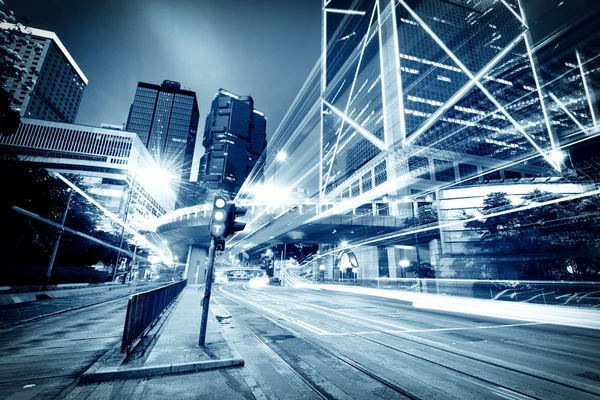 Traffico con luce sfocata attraverso la città di notte — Foto Stock