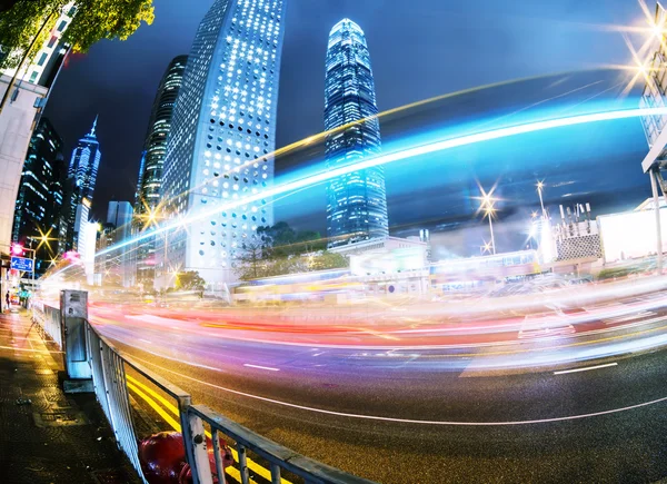 Traffico con luce sfocata attraverso la città di notte — Foto Stock