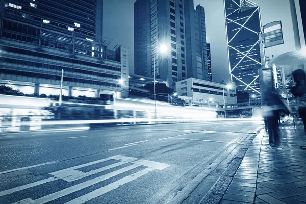 Tráfico con luz borrosa a través de la ciudad por la noche —  Fotos de Stock