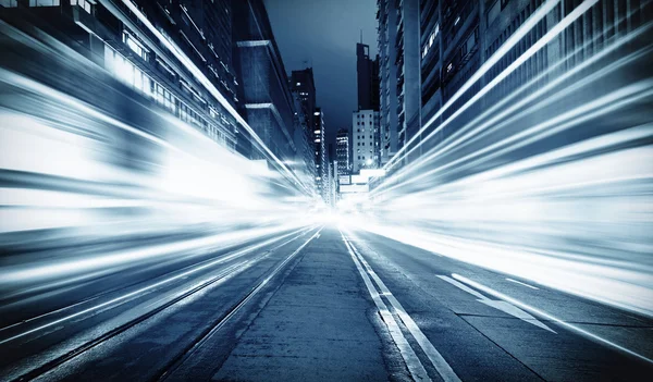 gece şehirde hafif bulanıklık ile trafik