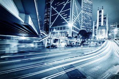 gece şehirde hafif bulanıklık ile trafik