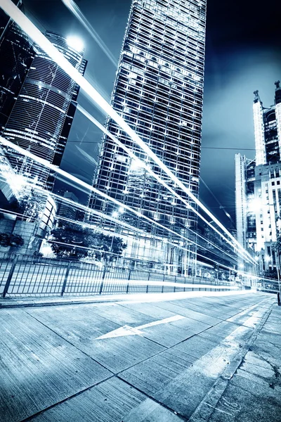 Tráfico con luz borrosa a través de la ciudad por la noche —  Fotos de Stock