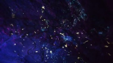 taş duvara lazer renkli sahne spot ışığı parladı