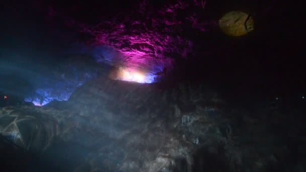 Laserové barevné linie stupňový reflektor svítil na skalní stěny — Stock video