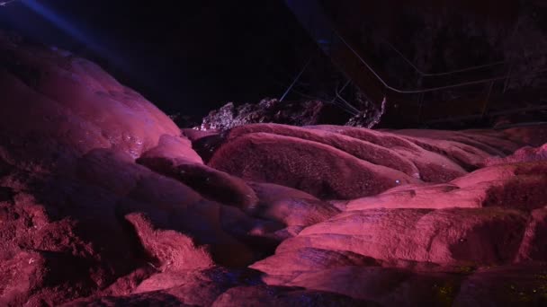 Felsformation in einer Höhle — Stockvideo