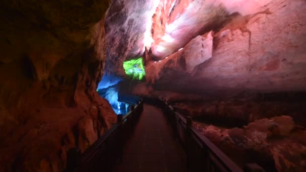 Estalactitas y estalagmitas en la cueva — Vídeo de stock