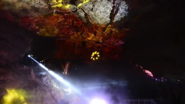 Laserové barevné linie stupňový reflektor svítil na skalní stěny — Stock video