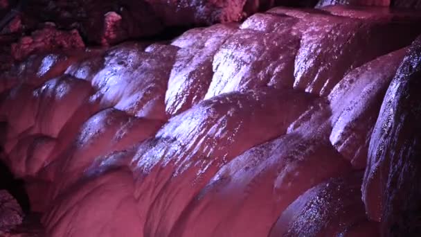 Formation rocheuse dans une grotte — Video